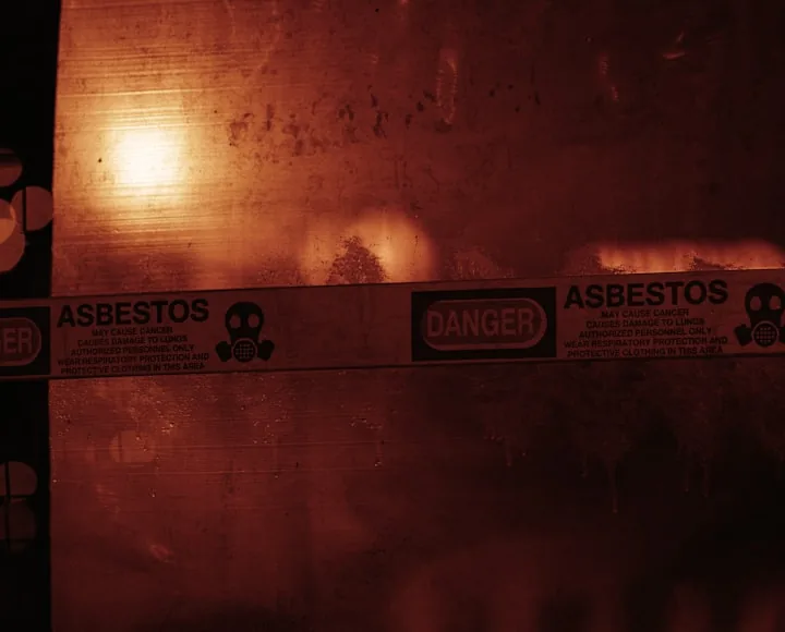 Signalisation danger amiante sur une zone de chantier confinée