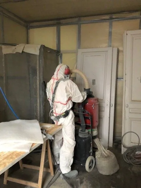 Décapage de peinture au plomb sur des menuiseries bois par SNDRA