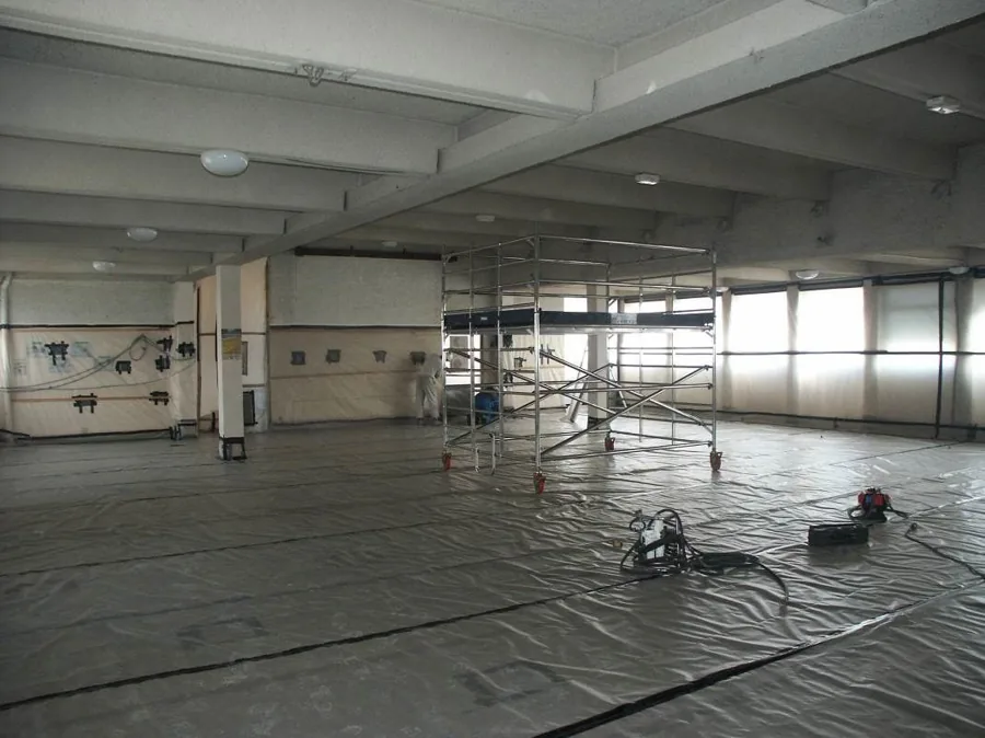 Grande zone confinée sous bâche pour un chantier de désamiantage SNDRA